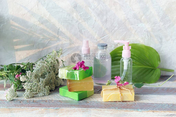肥皂药用草药木窗台上的防疫喷雾天然家庭化妆品健图片