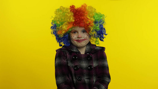 儿童女孩小丑在五颜六色的假发做傻脸图片