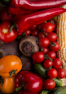 将新鲜生蔬菜排列在木制桌上健康有机本地食品顶层视图图片