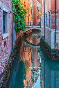 意大利威尼斯的狭小运河图片