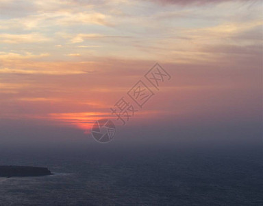希腊圣托里尼岛上美丽多彩的日落图片