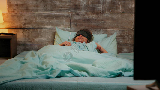穿着睡衣的女人在睡觉时做恶梦图片