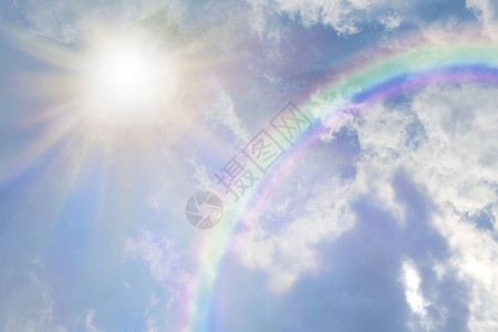 有巨大的弧形彩虹和美丽的蓝色夏日天空背景图片