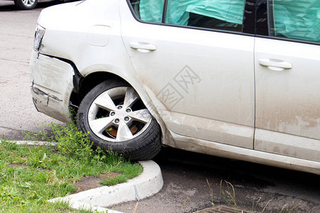 白色汽车的轮胎和保险杠被损坏车撞图片