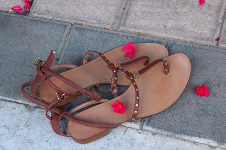 路上的女凉鞋和粉红色的花朵图片