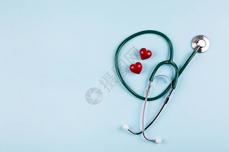 护士日假背景医学听诊器两个红心和木纸文字保健医疗概念顶视平面复制图片