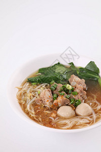 当地泰国食物带肉球和猪肉的图片