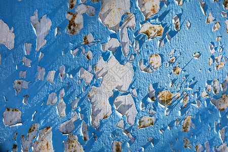 古旧生锈的铁板还有破碎的蓝色涂图片