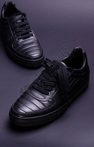 黑色背景的时尚真皮革运动鞋现代鞋图片