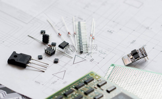 示意图上的电子零件二极管微芯片晶体管集成电路电容器电子路和电子板的图片