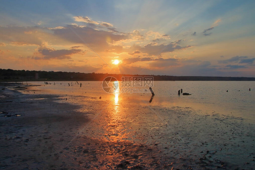 这张照片是在乌克兰奥德萨市附近拍摄的照片展示了日落在干盐河口上令人难图片