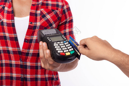 信用卡读器与信用卡一起用于销售商品服务产品的人图片