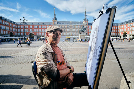 西班牙马德里市广场Canvas街面画家绘画肖像图片