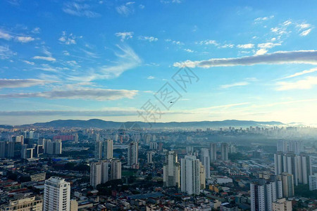 城市生活航空场景的空中雾气清晨风景图片