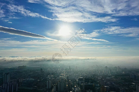 城市生活航空场景的空中雾气清晨风景图片