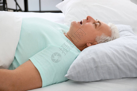 成熟男人在床上睡觉时打鼾呼吸暂停问题图片