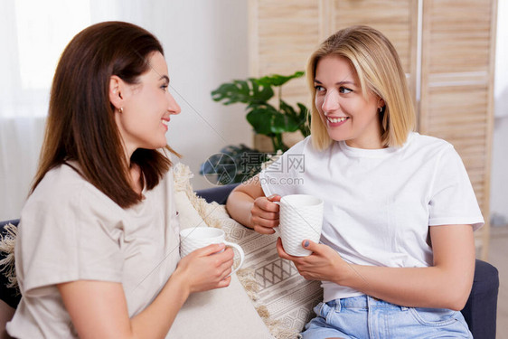 两位快乐的年轻女子喝咖啡图片