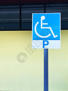 残疾人徽章的停车标志图片