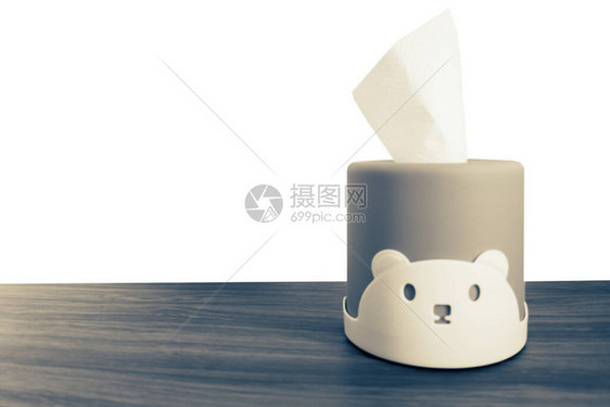 木桌上可爱的小熊娃纸巾盒图片