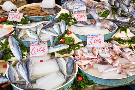 在那不勒斯市场的鱼和海鲜碗图片