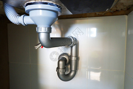这是安装下水道排水系统用于厨房下图片