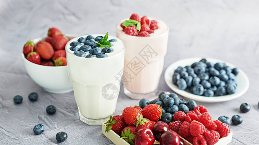 酸奶鸡尾酒和冻糕自然排毒液体冰淇淋健康的食物和早餐早上好浆果牛奶冰沙配蓝莓草莓覆盆子新鲜的饮食背景图片