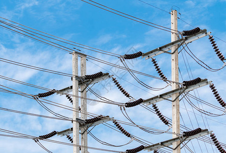 用于通过电网传输电力的三相电力支持制造业的电力反对蓝天和白云的高压图片
