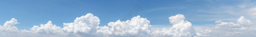 蓝天白云手感柔软如棉花白色蓬松的云彩斗篷与文本的空间自然之美特写白色积云纹理背景图片