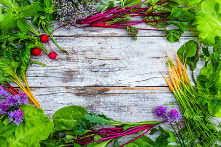 以木制背景从花园中生来季节蔬菜为框架植物食品图片