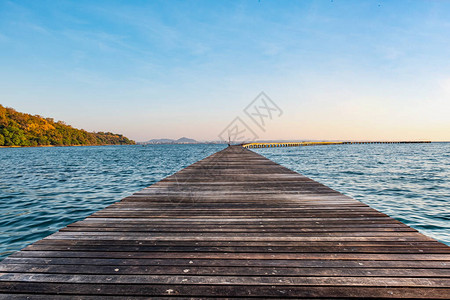 一个棕色木质码头延伸到泰国东部湾的海沟环图片