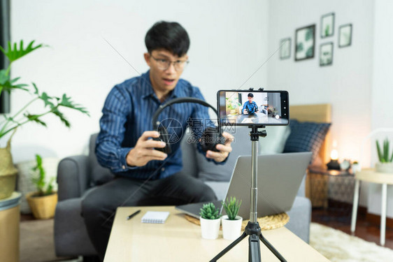 亚洲男在线影响者录制视频直播图片