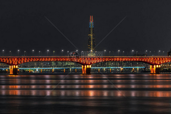 晚上在汉河上登起Seongsu桥图片