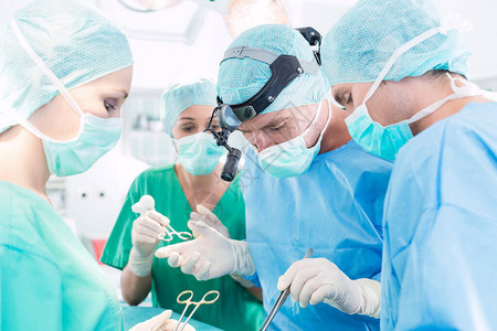 手术室的手术团队或诊所的手术室对病人进行手术图片