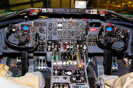 在AmersterfamSchiphol机场的一架旧未使用的飞机内驾驶舱内图片