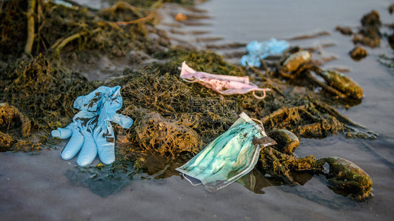 冠状塑料垃圾污染环境一次口罩在海洋中爆发垃圾废弃的一次医用口罩图片