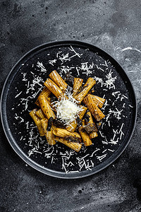 黑松露白蘑菇奶油香肠和干酪的意大利面粉黑色背图片