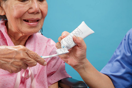 护理员在使用牙刷时照顾年图片