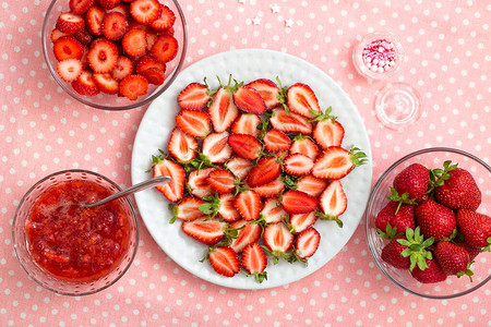 白板上的切片草莓草莓果酱和其他甜果子图片