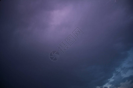 夜月满在雨和雷中图片