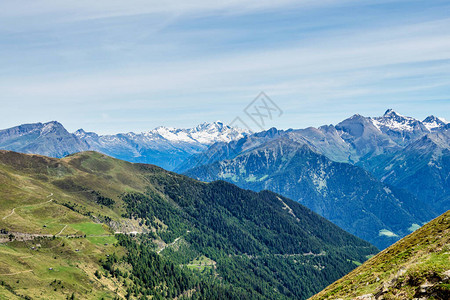 南意大利河欧洲高山中的Penser枷锁或Pense背景图片