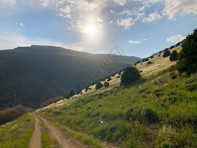 山中的路山和云的风景图片