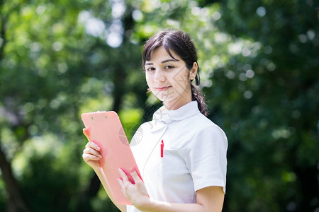 穿着白大衣的年轻女子在背景图片