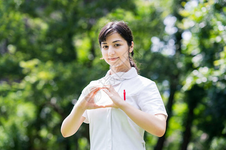 穿着白大衣的年轻女子在背景图片