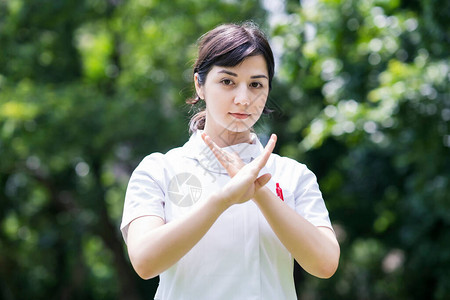 穿着白大衣的年轻女子在背景图片