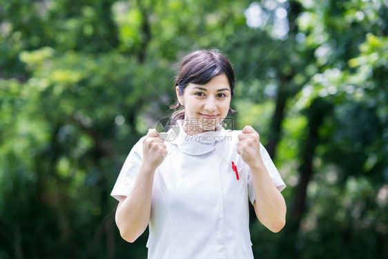 穿着白大衣的年轻女子在图片