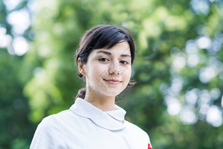 穿着白大衣的年轻女子在背景图片