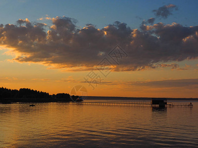 日落时美丽的云彩大卡马河上的码头乌拉尔图片