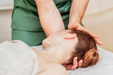 福利关闭接受按摩治疗师亲手头部按背景