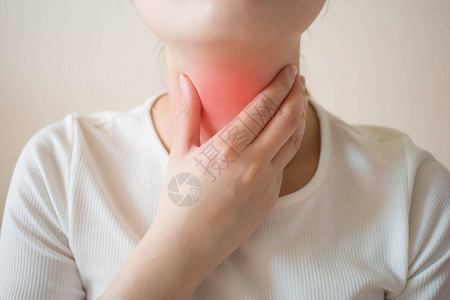 灰色下患有喉咙痛的病妇喉咙痛的原因包括流感普通感冒细菌感染过敏烟雾胃食管反流病或肿瘤健康和医图片