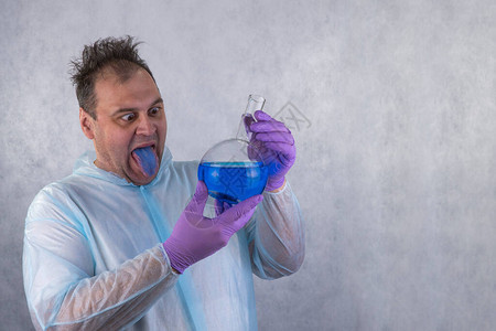 实验室技师用药瓶塞住他的脏舌头图片